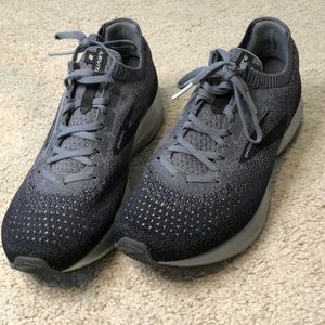 Brookes mens running shoe size 10.5 like new